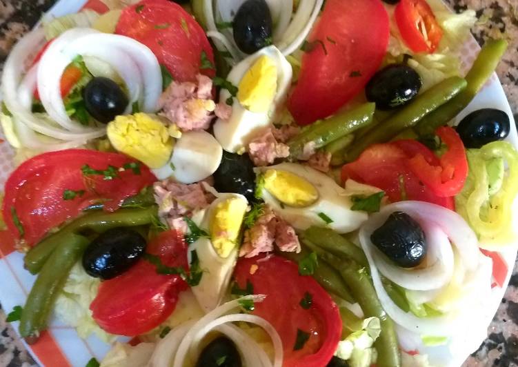 A révélé le secret de la recette Salade niçoise à la maison