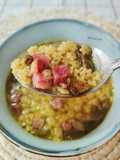 Sopa de estrellitas a la cúrcuma y trufa con boletus y jamón