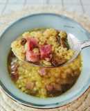 Sopa de estrellitas a la cúrcuma y trufa con boletus y jamón