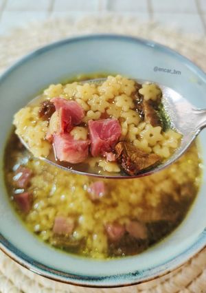 Una foto de Sopa de estrellitas a la cúrcuma y trufa con boletus y jamón