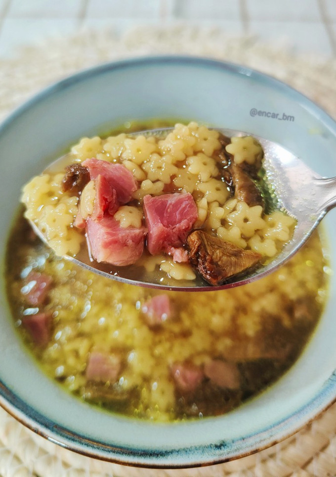 Una foto de Sopa de estrellitas a la cúrcuma y trufa con boletus y jamón