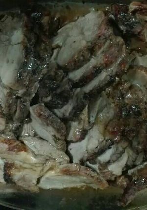 Una foto de Bondiola de cerdo al horno con finas hierbas, soya y jengibre