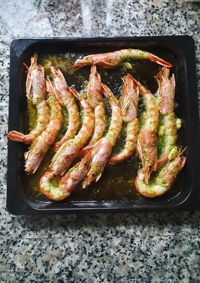 Una foto de Gambones al horno con ajo aceite y perejil