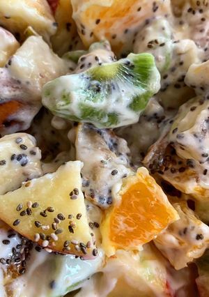 Una foto de Fruta con yogurt natural y chía