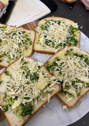 Easy Garlic bread On Stove 😁 রেসিপির প্রধান ছবি