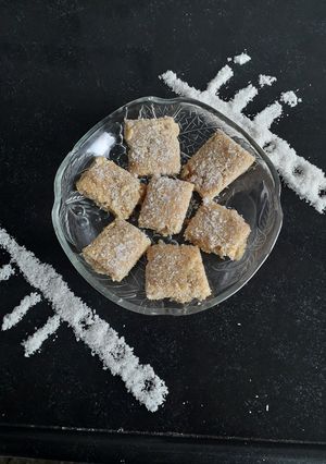 नारळ रवा बेसन वडी (naral rava besan wadi recipe in marathi) रेसिपी चे मुख्य फोटो 