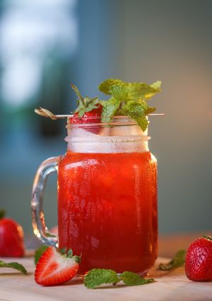 صورة لوصفة آيس تي بنكهة الفراولة أي الفريز 🍓