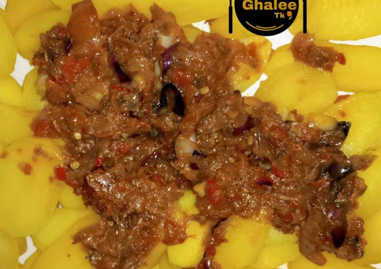 Boiled potatoes with tomatoes sauce