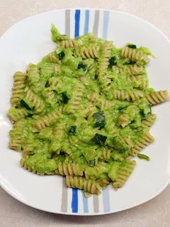 Foto di Pasta con crema di piselli, menta e zucchine