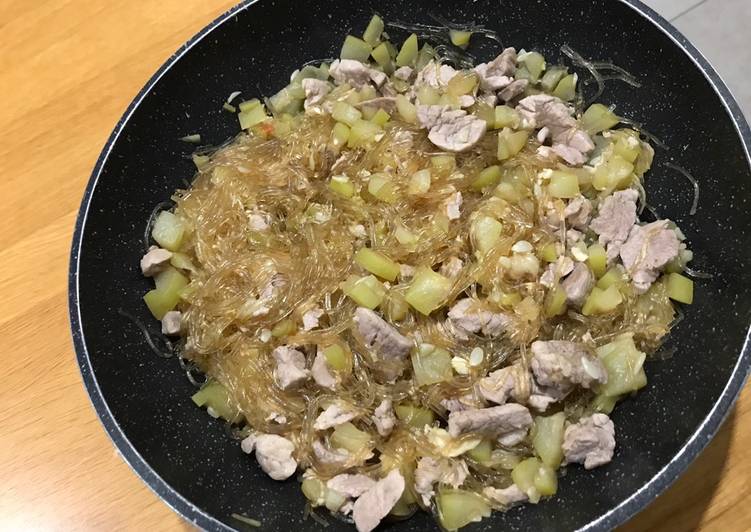Simple Way to Make Super Quick Chinese Mung Bean Noodles with Hairy Melon and Pork Tenderloin