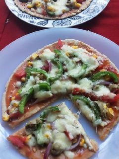 ભાખરી પીઝા (Bhakhri Pizza Recipe In Gujarati) રેસીપી મુખ્ય ફોટો