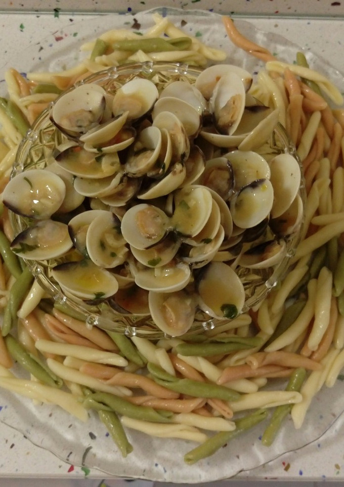 Una foto de Pasta fusilli con almejas al ajillo