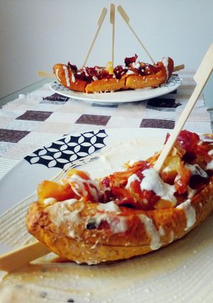 Una foto de Canoas de Plátano Rellenas de Piña, Bocadillo, Queso y Tocineta