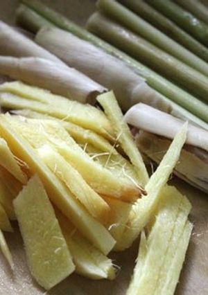 Hình của món Nghệ gừng chanh sả giải độc buổi sáng.