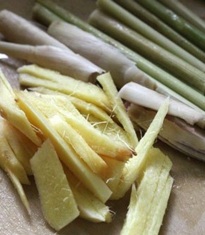 Hình của món Nghệ gừng chanh sả giải độc buổi sáng.