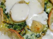 Una foto de pastel con filetes de merluza
