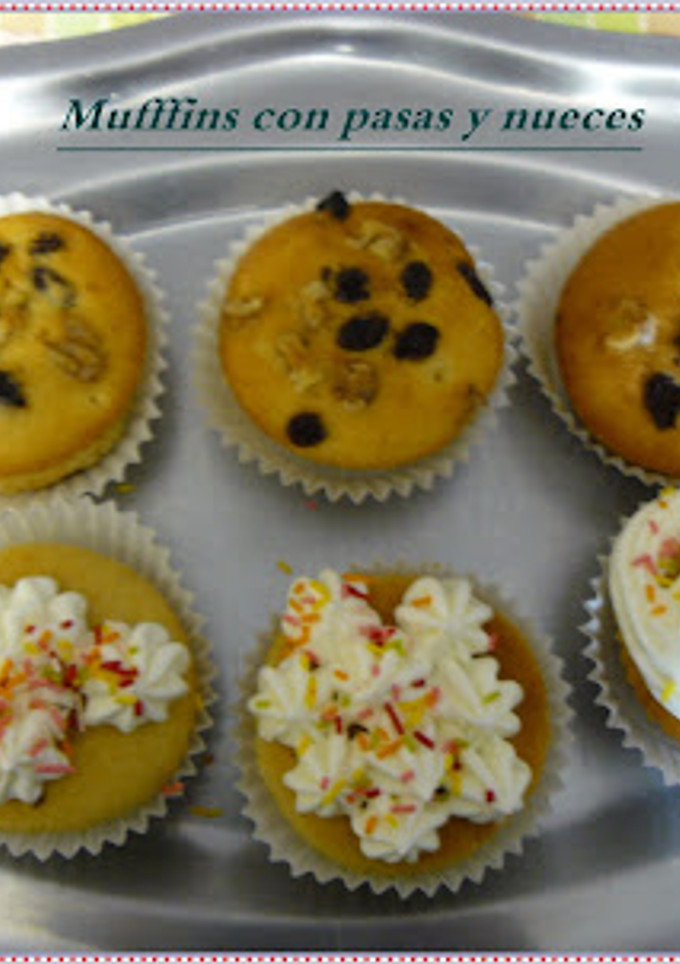 Una foto de Muffins con nueces y pasas