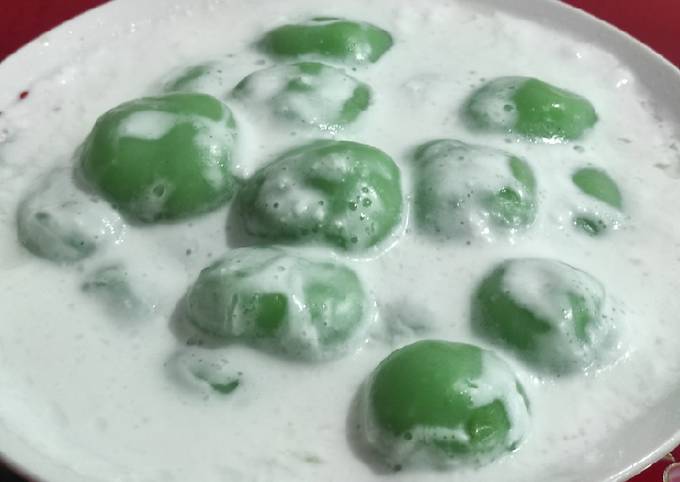 Kue klepon manis asin santan