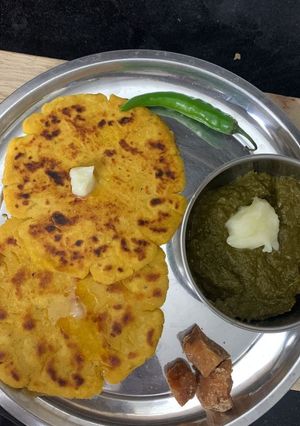 A picture of Makke di Roti with Sarson da Saag.