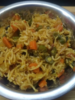 மேகி நூடுல்ஸ் பிரியாணி (Maggie noodles biryani recipe in tamil) செய்முறை முக்கிய புகைப்படம்