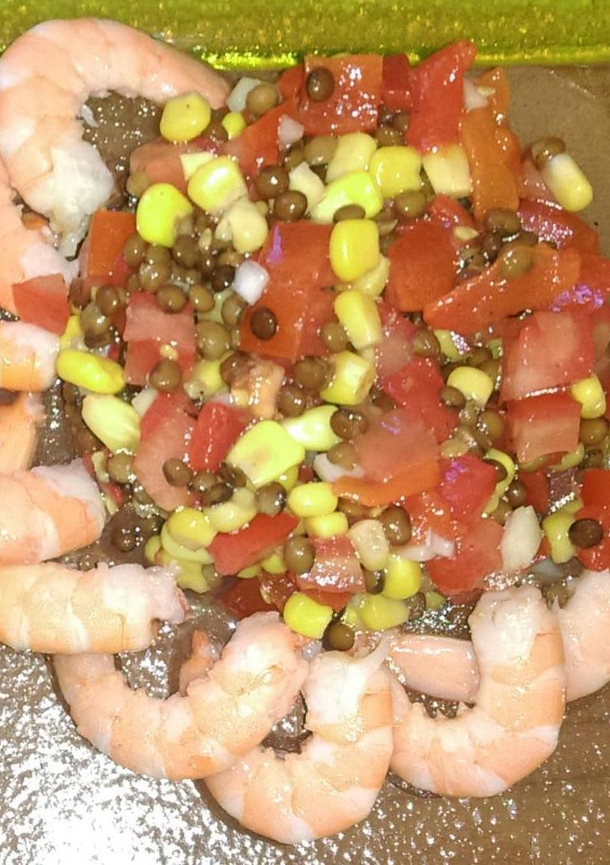 Una foto de Ensalada de lentejas con langostinos