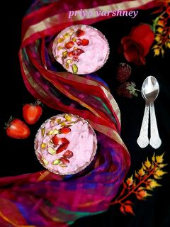 स्ट्रॉबेरी श्रीखंड (Strawberry shrikhand recipe in hindi) रेसिपी मुख्य फोटो
