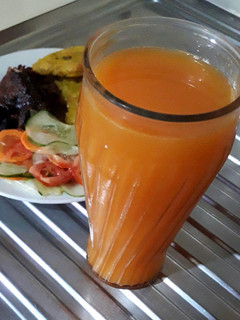 Una foto de Bebida de piña con zanahoria 🍍😊🥕