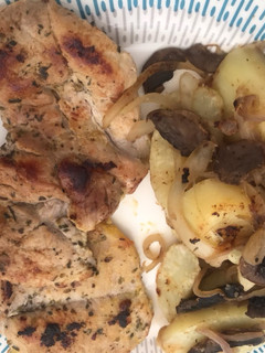 Una foto de Lomo de cerdo a la plancha con papas rebozadas de cebolla y champiñones