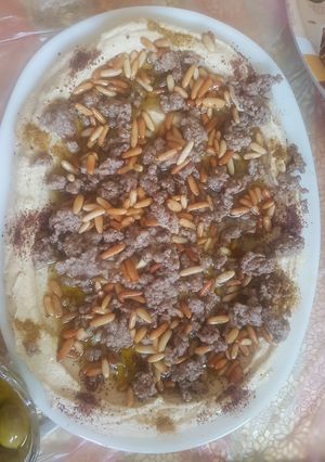 صورة لوصفة حمص باللحمة والصنوبر