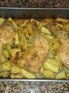 Una foto de Muslos de pollo al horno