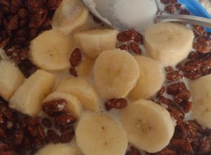 Una foto de Cereal Choco Krispis con leche y plátano. 🍌😋😋