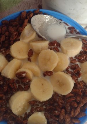 Una foto de Cereal Choco Krispis con leche y plátano. 🍌😋😋
