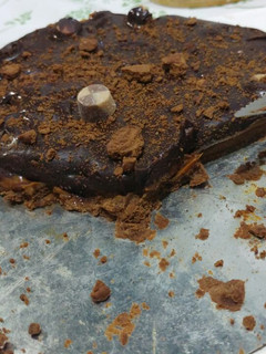 Una foto de Tarta de chocolate, dulce de leche y marroc...👌