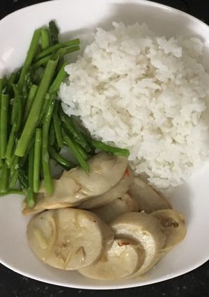 Hình của món Daily meal: Cơm với măng tây xào tỏi và nấm đùi gà xào sả ớt.