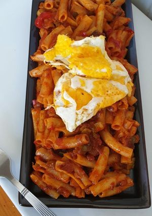 Una foto de Macarrón curvos en salsa de tomate concentrado