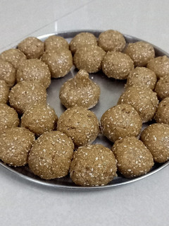 લાડુ (laddu recipe in Gujarati) રેસીપી મુખ્ય ફોટો