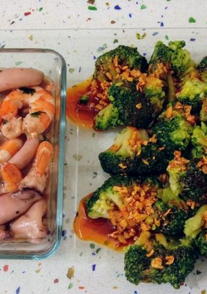 Una foto de Brócolis salteados con pimentón y calamares con langostinos al ajillo
