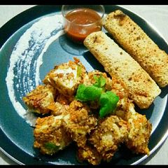 A picture of Papad paneer pakoda with aampapad chutney.