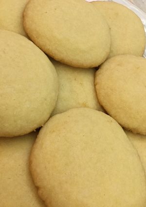 A picture of 4-ingredient sugar cookies.