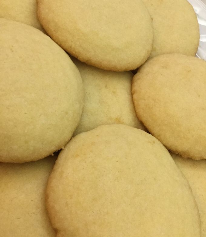 A picture of 4-ingredient sugar cookies.