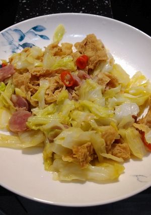 豆皮香腸炒高麗菜 的食譜成品照片