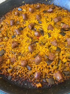 Una foto de Paella de berenjena y salchichas (carne)