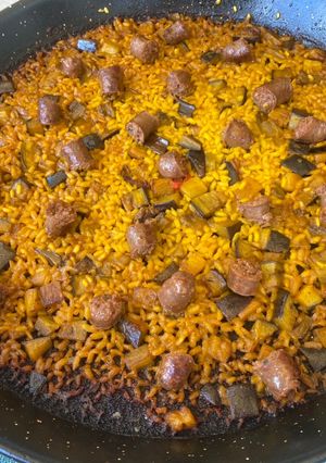 Una foto de Paella de berenjena y salchichas (carne)