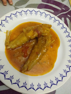 Una foto de Colas de rape en salsa con pimiento rojo