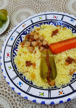 Une photo de Couscous aux légumes raisins blancs et raisins secs 🥣