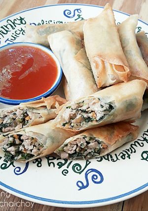 A picture of Fried Spring Rolls with Spinach Filling.