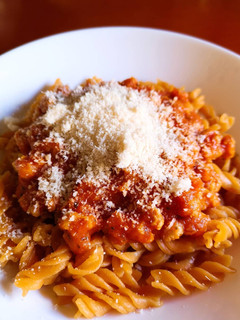 Una foto de Falsa boloñesa (soja texturizada) con pasta de lentejas rojas