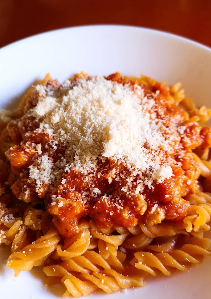 Una foto de Falsa boloñesa (soja texturizada) con pasta de lentejas rojas