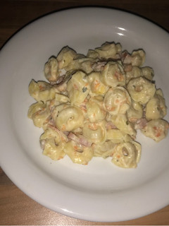 Una foto de Tortellinis de queso con bacon y zanahoria baby 🥕