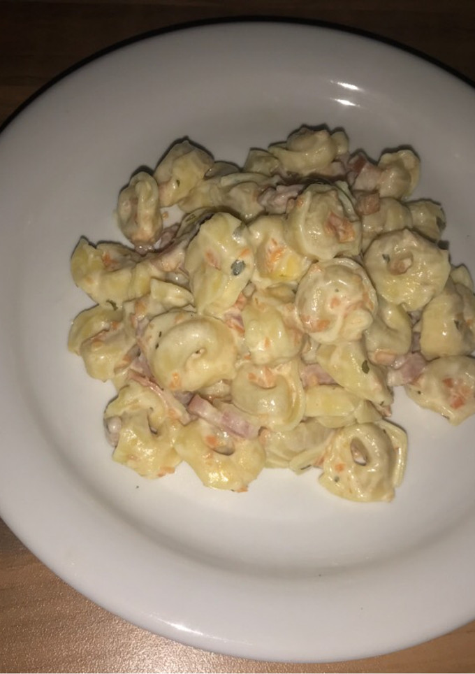 Una foto de Tortellinis de queso con bacon y zanahoria baby 🥕